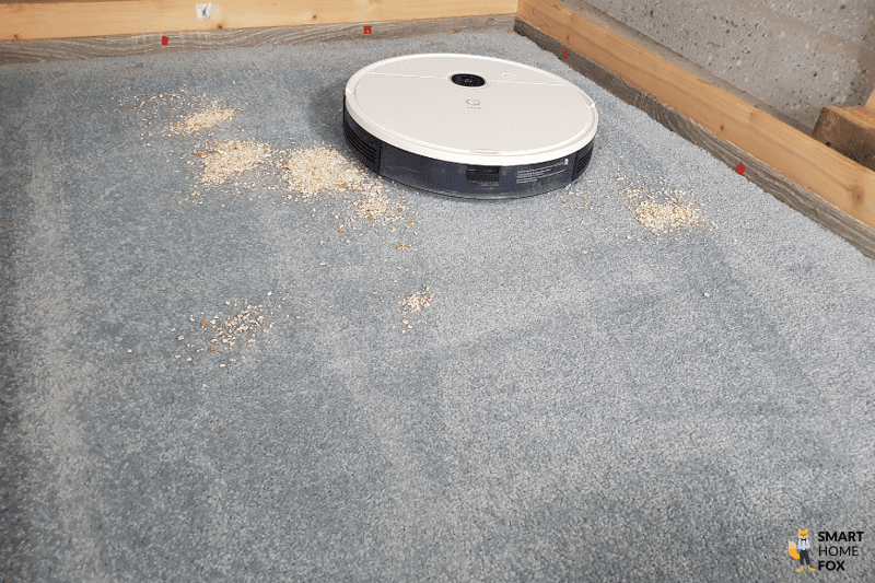 Yeedi Vac Hybrid beim Haferflocken Saugtest auf dem Teppich